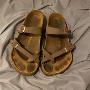 toe strap birkenstocks in color mocha